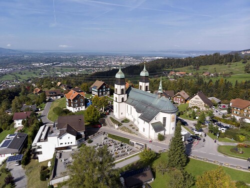 Bildstein 7.10.2018 Basilikaweihe in Bildstein mit Nuntius Zurbriggen und Bischof Benno Elbs, aus Rom ueberbringt MS. Michael Kahle das Ernennungdokument. / Mathis FotografieSchweizerstrasse 22A-6845 Hohenemsmathis@fotovideo.atUID NR.: ATU 699 20179IBAN: AT93374610000084400BIC, Mathis Fotografie Bildstein 7.10.2018 Basilikaweihe in Bildstein mit Nuntius Zurbriggen und Bischof Benno Elbs, aus Rom ueberbringt MS. Michael Kahle das Ernennungdokument.